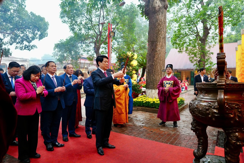 Chủ tịch nước Lương Cường chủ trì Lễ dâng hương khai Xuân Ất Tỵ 2025 tại Điện Kính Thiên - Khu di tích Hoàng thành Thăng Long. Ảnh Thanh Hải