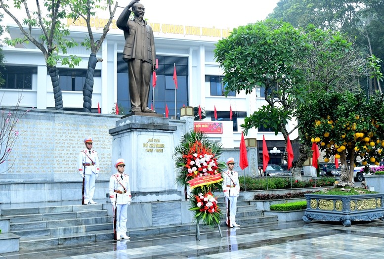 Tượng đài Chủ tịch Hồ Chí Minh trong khuôn viên Tỉnh ủy Hà Giang - Ảnh: Báo Hà Giang