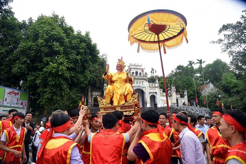 Lễ rước kiệu vào đền An Dương Vương bắt đầu từ sáng sớm mùng 6 tháng Giêng Âm lịch. Người khiêng kiệu phải được chọn lựa kỹ càng và có sự tu tịnh.