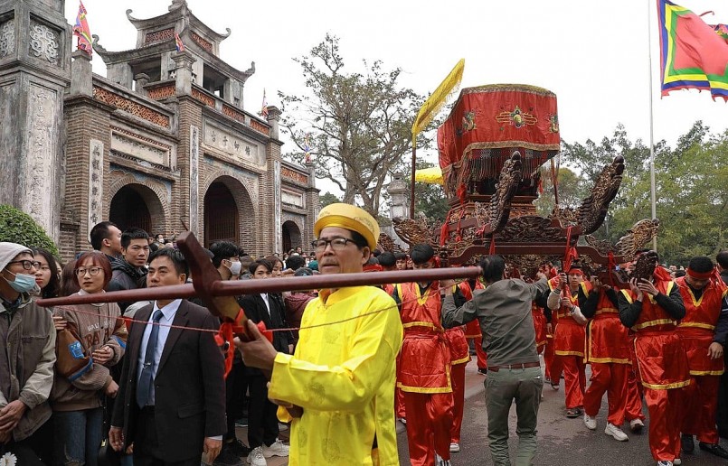 Lễ hội bắt đầu từ sáng mùng 6 Tết và kéo dài đến hết ngày 18 tháng Giêng.