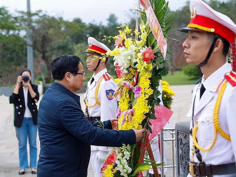 Thủ tướng dâng hương tri ân các anh hùng liệt sĩ và Mẹ Việt Nam anh hùng