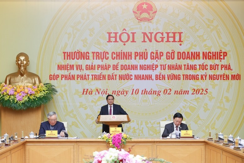 Thủ tướng nêu rõ, năm 2025 này, một điểm mới là Chính phủ giao chỉ tiêu tăng trưởng tất cả các địa phương, bộ ngành liên quan, các doanh nghiệp nhà nước, các lĩnh vực - Ảnh VGP