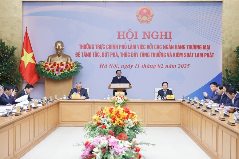 Thủ tướng yêu cầu tiếp tục điều hành chính sách tiền tệ chủ động, linh hoạt, kịp thời, hiệu quả, là điểm tựa cho người dân, doanh nghiệp, sự phát triển của đất nước - Ảnh: VGP