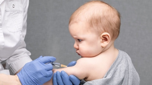 Vaccine sởi được khuyến cáo tiêm cho trẻ lúc mấy tháng là tốt nhất?