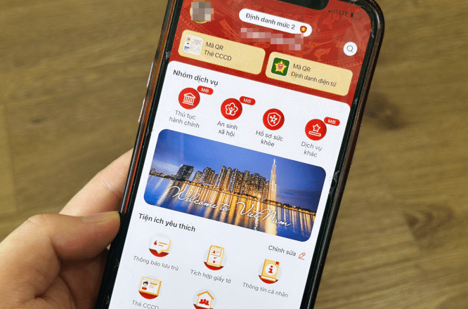 Từ 9/1, người dân có thể xuất trình căn cước điện tử qua VNeID thay giấy tờ tùy thân truyền thống trong nhiều thủ tục   