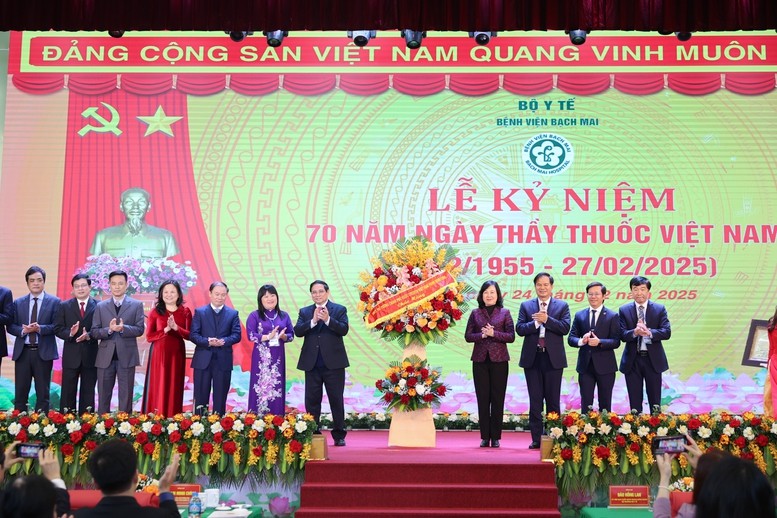 Thủ tướng ghi nhận, đánh giá cao và nhiệt liệt chúc mừng những thành tích đáng tự hào mà các thế hệ giáo sư, bác sĩ, thầy thuốc, nhân viên y tế, cán bộ, công chức, viên chức, người lao động ngành y tế nói chung và Bệnh viện Bạch Mai nói riêng đã đạt được trong thời gian qua - Ảnh: VGP