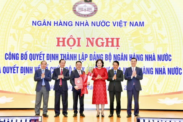 Ban Lãnh đạo NHNN chúc mừng tân Phó Thống đốc Nguyễn Ngọc Cảnh.