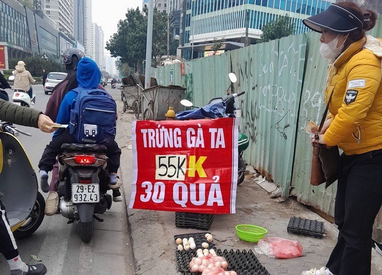 Trứng gà được bán tại Hà Nội với giá 55.000 đồng 30 quả