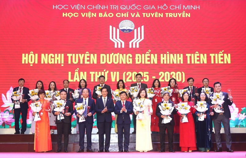 PGS,TS. Hoàng Phúc Lâm, PGS,TS. Phạm Minh Sơn khen thưởng các tập thể các tập thể, cá nhân Điển hình tiến tiến của Học viện Báo chí và Tuyên truyền.