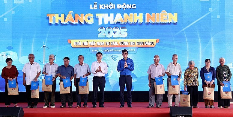 Phó Thủ tướng Lê Thành Long trao quà tặng các gia đình chính sách, người có công với cách mạng - Ảnh: VGP/Đức Tuân