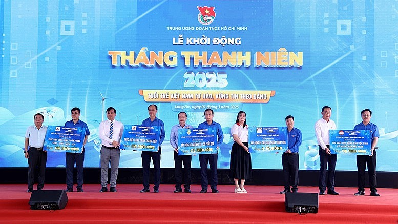 Lãnh đạo tỉnh Long An đã trao quà cho thanh niên công nhân; trao tặng 20 xe đạp cho các em học sinh - Ảnh: VGP/Đức Tuân