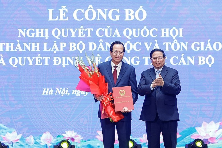 Thủ tướng trao Quyết định bổ nhiệm Bộ trưởng Bộ Dân tộc và Tôn giáo đối với đồng chí Đào Ngọc Dung - Ảnh: VGP/Nhật Bắc