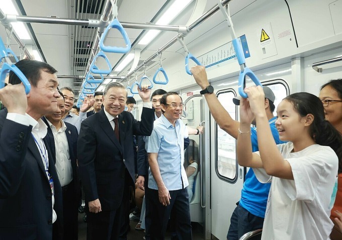 ổng Bí thư Tô Lâm cùng Bí thư Thành ủy Nguyễn Văn Nên trên tàu metro Bến Thành - Suối Tiên, ngày 22/2. Ảnh: TTXVN