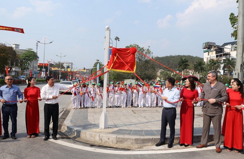 Lung linh đêm khai hội Hoa Ban Điện Biên 2025