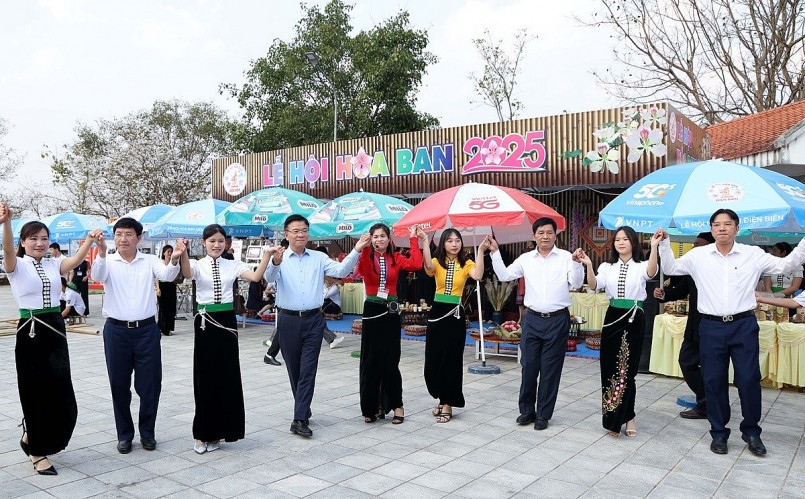 Lung linh đêm khai hội Hoa Ban Điện Biên 2025