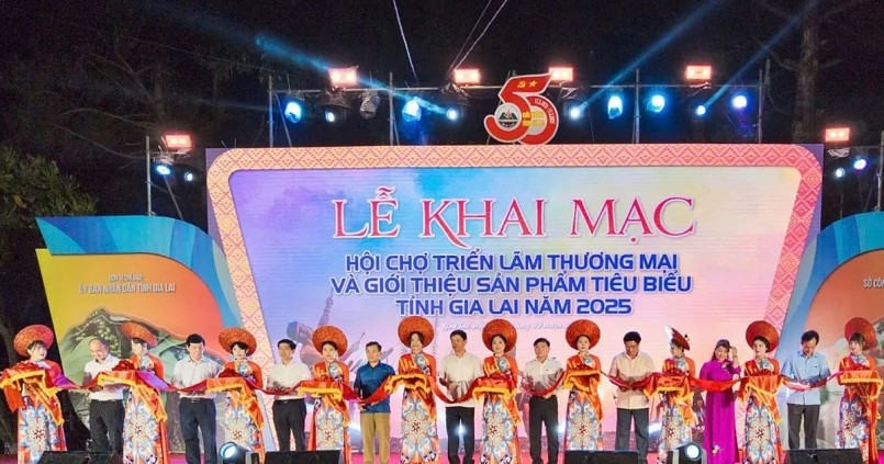 Các đại biểu cắt băng khai mạc Hội chợ triển lãm thương mại và giới thiệu sản phẩm tiêu biểu tỉnh Gia Lai năm 2025