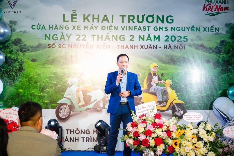 Anh Bùi Duy Tuấn, chủ hệ thống đại lý GMS phát biểu trong lễ khai trương cửa hàng tại Nguyễn Xiển (Hà Nội)