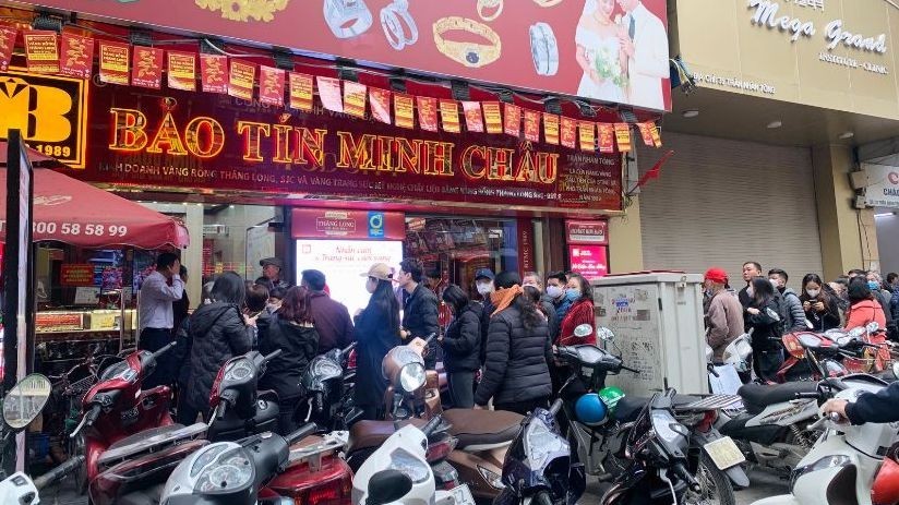 Giá vàng tiến sát 99 triệu đồng, cửa hàng mở bán được 10 phút đã “hết vàng”