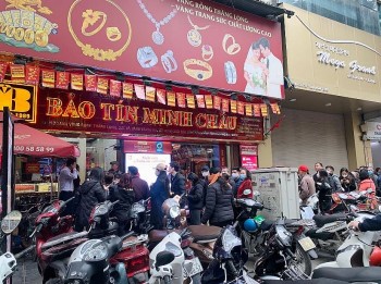 Giá vàng tiến sát 99 triệu đồng, cửa hàng mở bán được 10 phút đã “hết vàng”