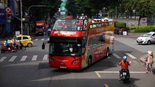 Kiến nghị mở tuyến xe buýt mui trần chở khách sân bay Tân Sơn Nhất