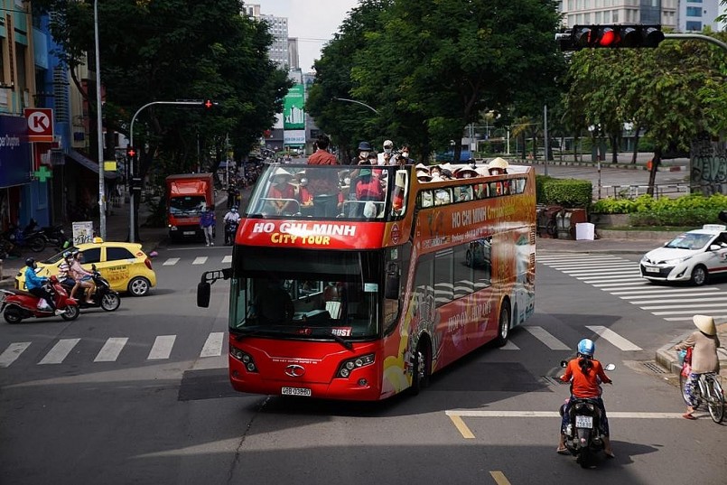 Kiến nghị mở tuyến xe buýt mui trần chở khách sân bay Tân Sơn Nhất