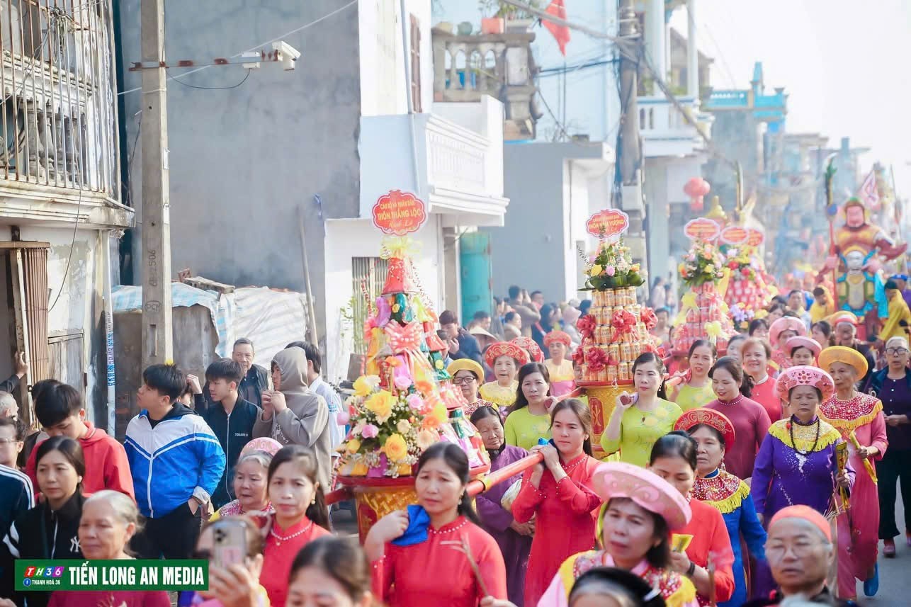 Người dân nô nức tham gia lễ hội (Ảnh: Tiến Long An Media)