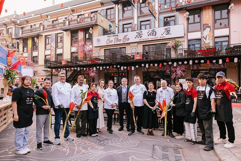 Ngài Shovgi Mehdizada đại sứ đặc mệnh toàn quyền Azerbaijan tại Việt Nam và Chef Don David cùng các đầu bếp quốc tế từ Worldchefs tại Lễ hội