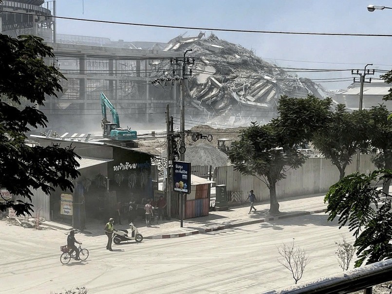 Nhà cửa đổ nát sau trận động đất ở miền trung Myanmar ngày 28/3 (Ảnh: Reuters).