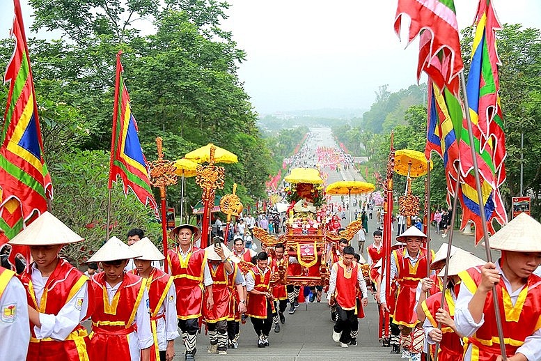 Rước kiệu về Đền Hùng.