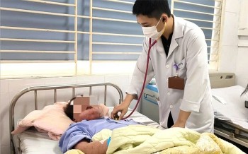 Cô gái lở miệng, sưng phù toàn thân sau khi tự ý uống thuốc đau răng