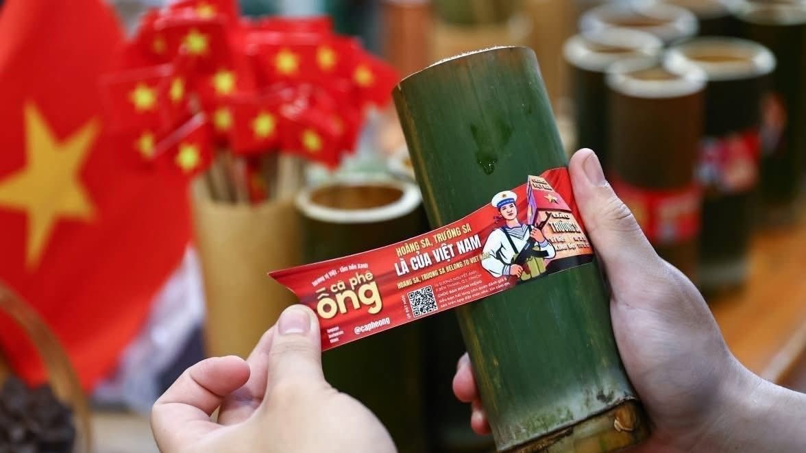 5 quán cà phê trang trí cờ đỏ sao vàng tại TP.HCM dịp lễ 30/4