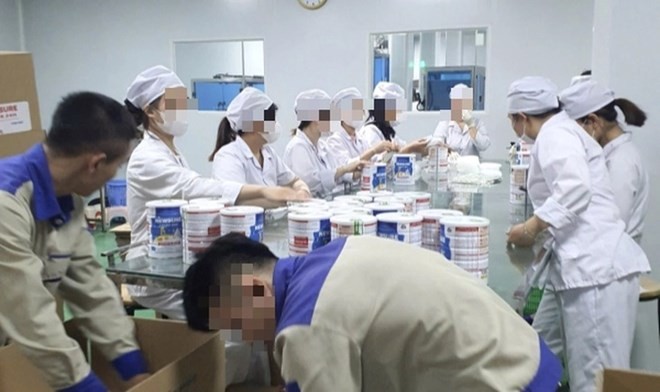 Hình ảnh công nhân đóng hộp thành phẩm tại cơ sở sản xuất sữa giả, chuẩn bị tung ra thị trường tiêu thụ. Nguồn ảnh: Báo Công An Nhân Dân