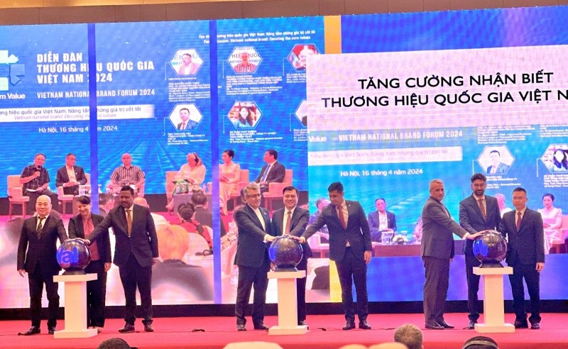 Các đại biểu thực hiện nghi thức khởi động Tuần lễ Thương hiệu Quốc gia Việt Nam năm 2025.