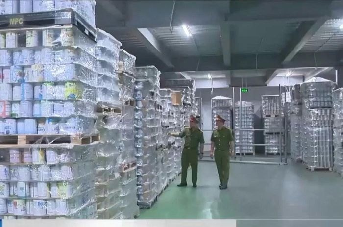 Kho sản xuất sữa bột giả bị công an phát hiện, triệt phá.
