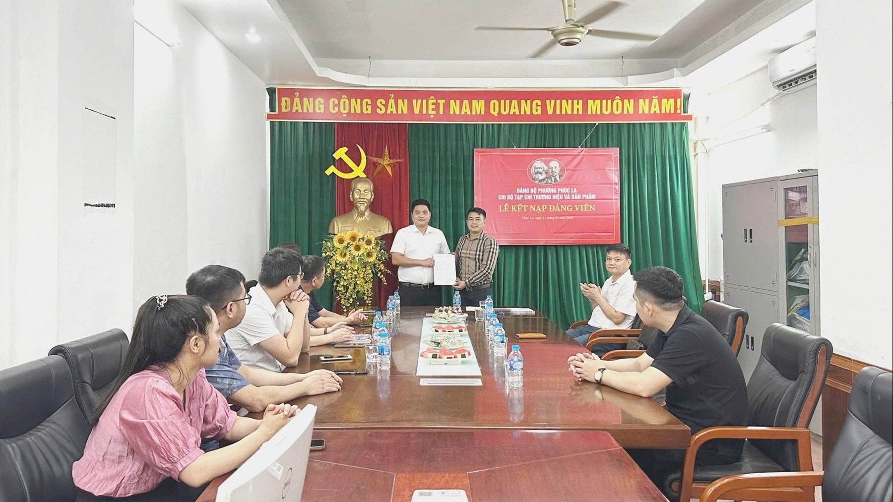 Chi bộ Tạp chí Thương hiệu và Sản phẩm tổ chức Lễ kết nạp đảng viên mới