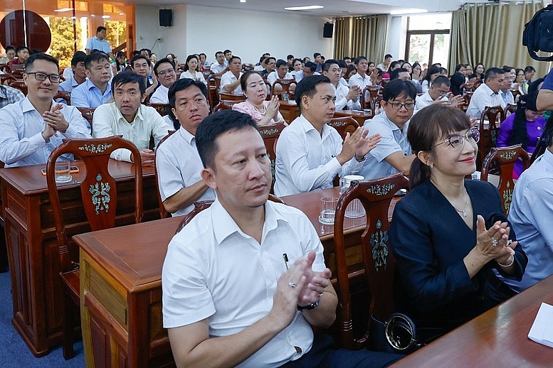Các cử tri bày tỏ vui mừng, phấn khởi trước những thành tựu phát triển quan trọng, nổi bật thời gian qua và vị thế, vai trò quốc tế ngày càng cao của đất nước - Ảnh: VGP/Nhật Bắc