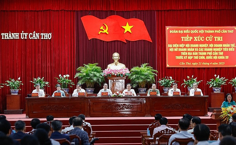 Thủ tướng Phạm Minh Chính và Đoàn đại biểu Quốc hội TP. Cần Thơ tiếp xúc cử tri là đại diện doanh nghiệp trên địa bàn trước kỳ họp thứ 9, Quốc hội khóa XV - Ảnh: VGP/Nhật Bắc