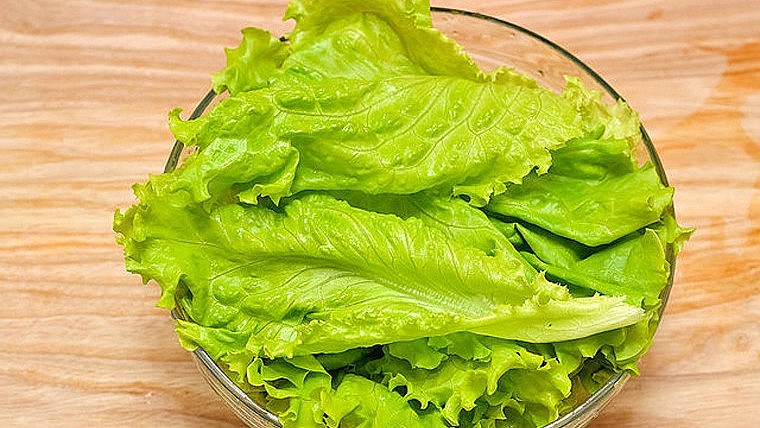 Rau xà lách chứa đến 95,6% là nước, là một trong những loại rau xanh có khả năng cấp nước tuyệt vời.