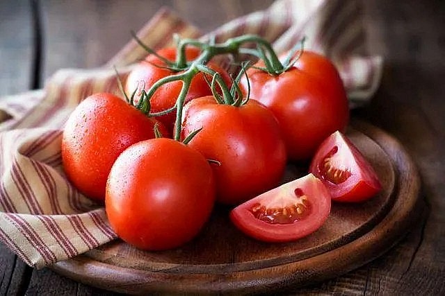 Cà chua là loại quả chứa khoảng 94% là nước và giàu các loại vitamin cùng khoáng chất như vitamin A, C, K, B6, canxi, kali, magiê.