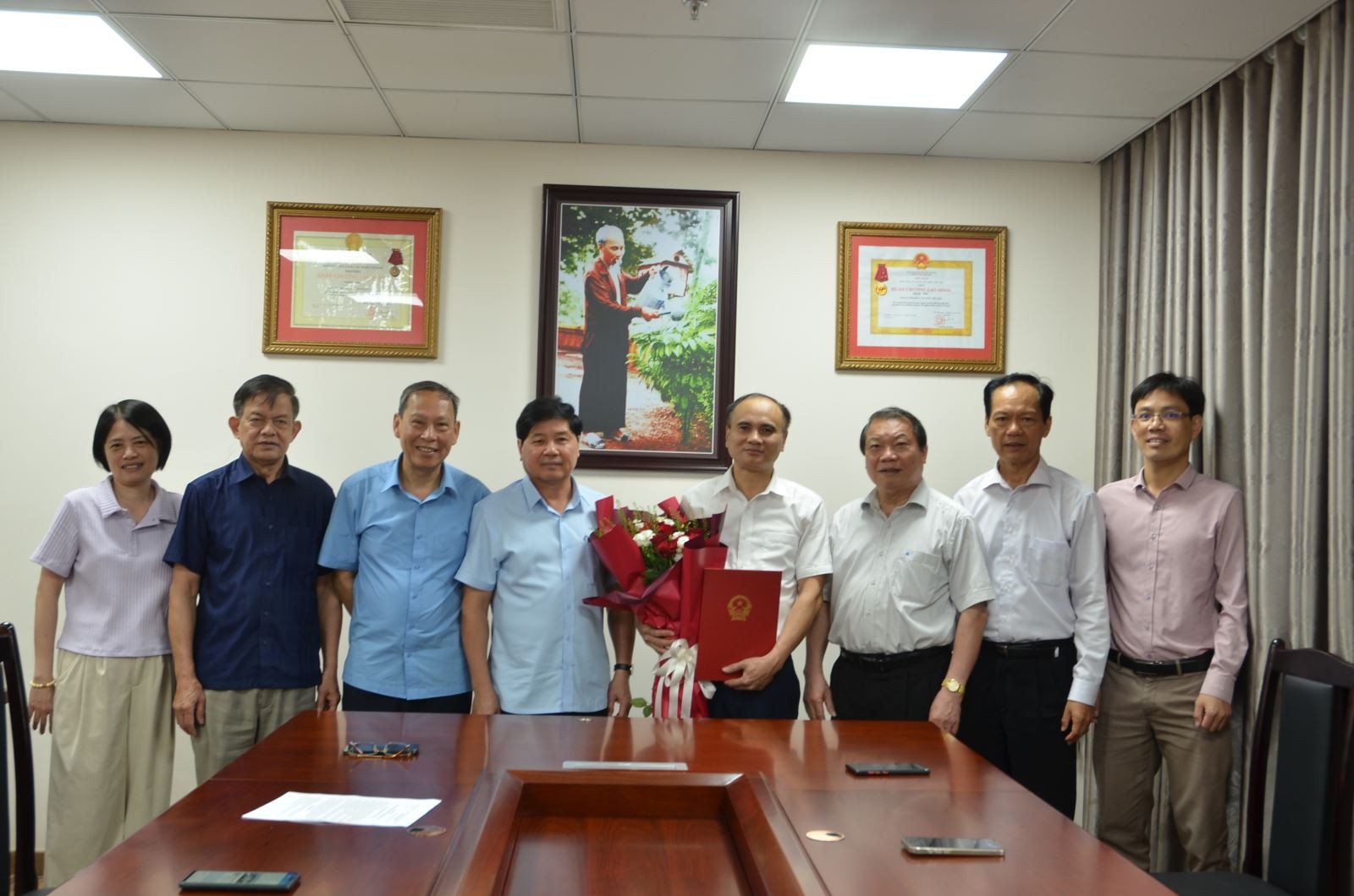 Ban lãnh đạo Hội Làm vườn Việt Nam và Tạp chí Kinh tế nông thôn chúc mừng tân Tổng Biên tập Lê Văn Thơm.