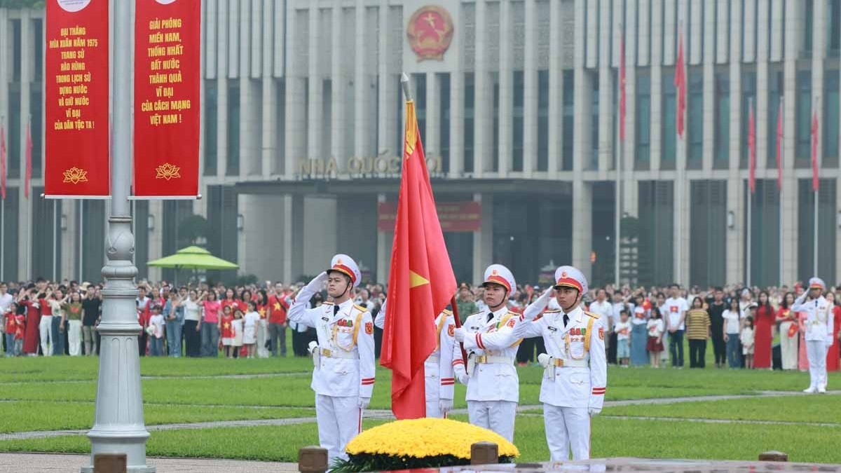 Lễ chào cờ đặc biệt chào mừng 50 năm thống nhất đất nước tại Quảng trường Ba Đình