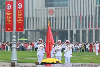Lễ chào cờ đặc biệt chào mừng 50 năm thống nhất đất nước tại Quảng trường Ba Đình