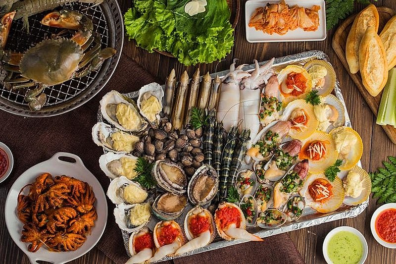 Hải sản vốn mang tính hàn (lạnh). Khi ăn cùng các loại thực phẩm cũng có tính hàn như rau muống, dưa hấu, lê, nước lạnh, nước có gas… sẽ dễ gây lạnh bụng, đầy hơi, khó tiêu.