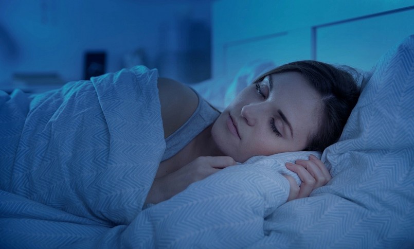 Đi ngủ và thức dậy cùng giờ mỗi ngày giúp đồng hồ sinh học hoạt động hiệu quả.