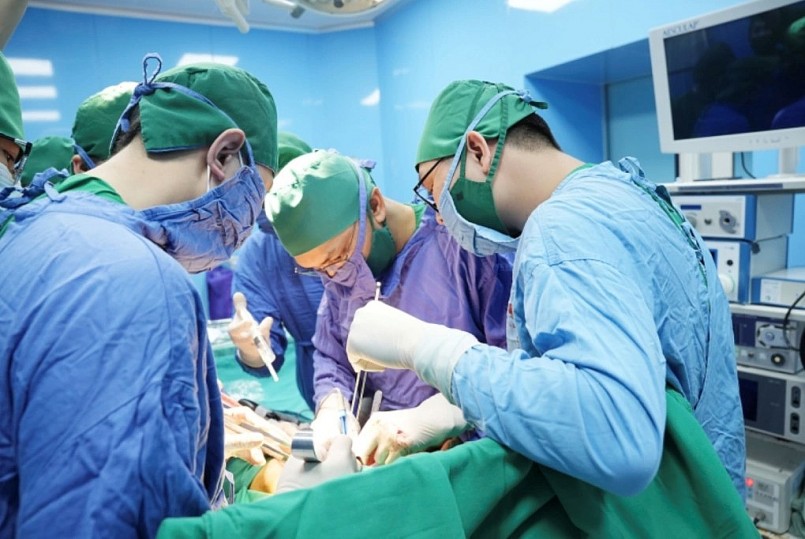 Các bác sĩ Bệnh viện Bãi Cháy thực hiện ca phẫu thuật cho bệnh nhân. Ảnh: BVBC  