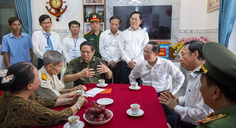 Thủ tướng Chính phủ Phạm Minh Chính thăm, tặng quà thương binh, cựu tù Côn Đảo Nguyễn Xuân Viên