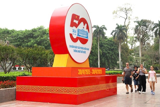 Phố phường Hà Nội rực rỡ cờ hoa, pano hòa chung không khí cả nước mừng đại lễ 30/4.