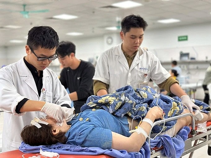 Bác sĩ Bệnh viện Việt Đức thực hiện ca cấp cứu bệnh nhân tai nạn giao thông