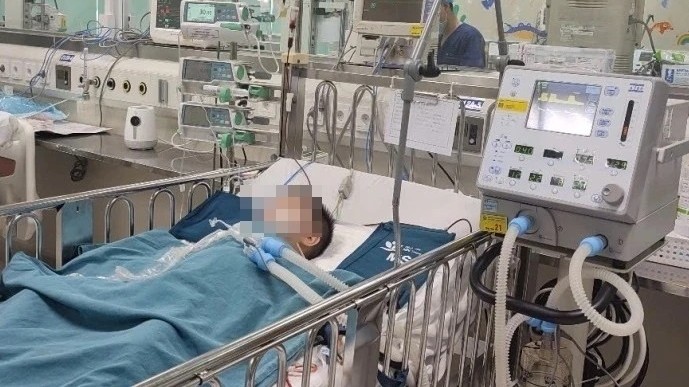 Bé trai trong vụ "đóng đủ tiền mới được cấp cứu” đã cai được máy thở