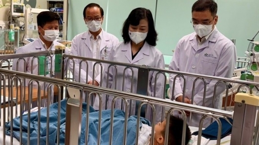Bộ trưởng Y tế thăm bé trai vụ “nộp đủ tiền mới cấp cứu”